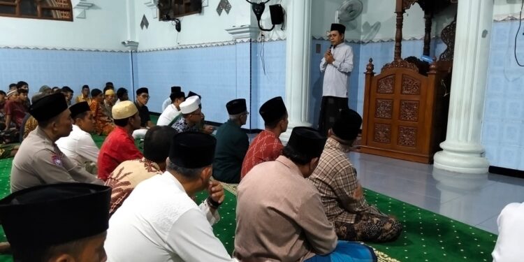 Warga LDII bersama unsur Muspika mengikuti Safari Ramadan yang diselenggarakan Majelis Ulama Indonesia MUI Sukodadi di Masjid An Namiroh Foto LINES Lamongan