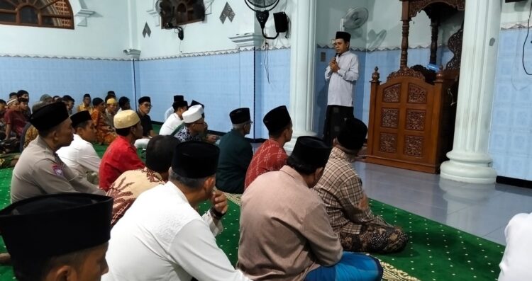Warga LDII bersama unsur Muspika mengikuti Safari Ramadan yang diselenggarakan Majelis Ulama Indonesia MUI Sukodadi di Masjid An Namiroh Foto LINES Lamongan