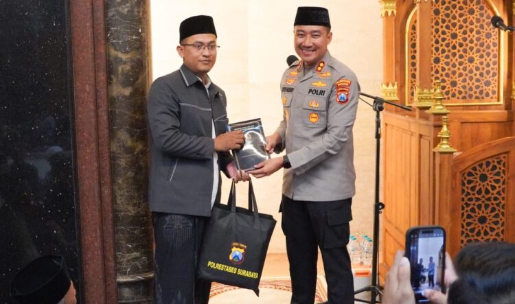 Wakapolrestabes Surabaya AKBP Rosyid Hartanto menyerahkan cinderamata kepada Takmir Masjid Nurul Hikmah