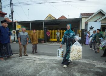 Wali Kota Mojokerto membawa rantang saat buka puasa bersama warga LDII Balongsari Dok Kominfo Kota Mojokerto