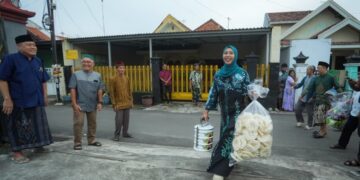 Wali Kota Mojokerto membawa rantang saat buka puasa bersama warga LDII Balongsari Dok Kominfo Kota Mojokerto