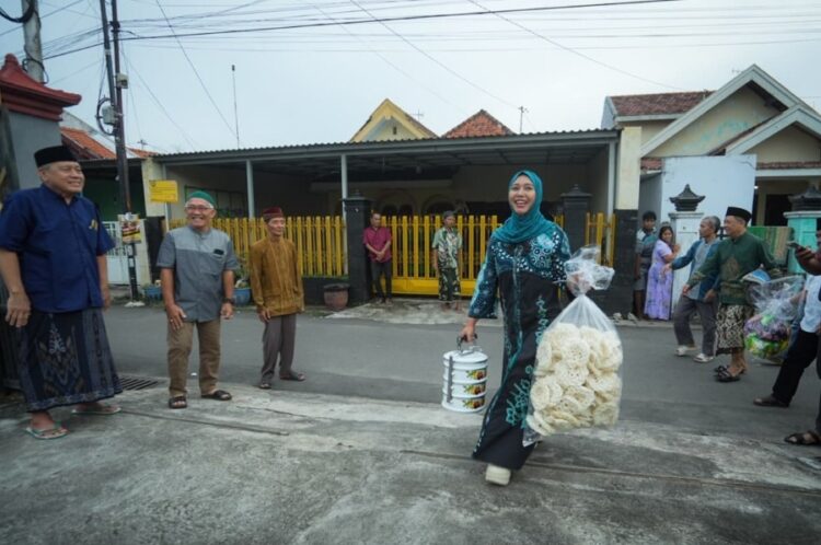 Wali Kota Mojokerto membawa rantang saat buka puasa bersama warga LDII Balongsari Dok Kominfo Kota Mojokerto