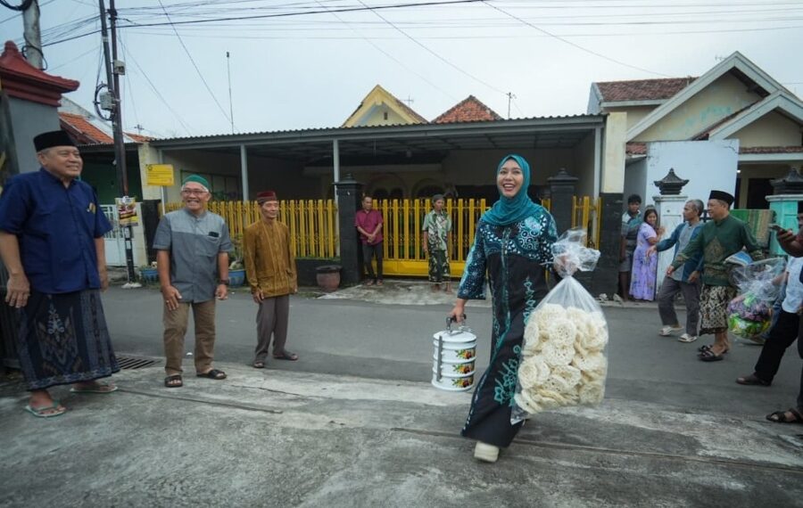 Wali Kota Mojokerto membawa rantang saat buka puasa bersama warga LDII Balongsari Dok Kominfo Kota Mojokerto