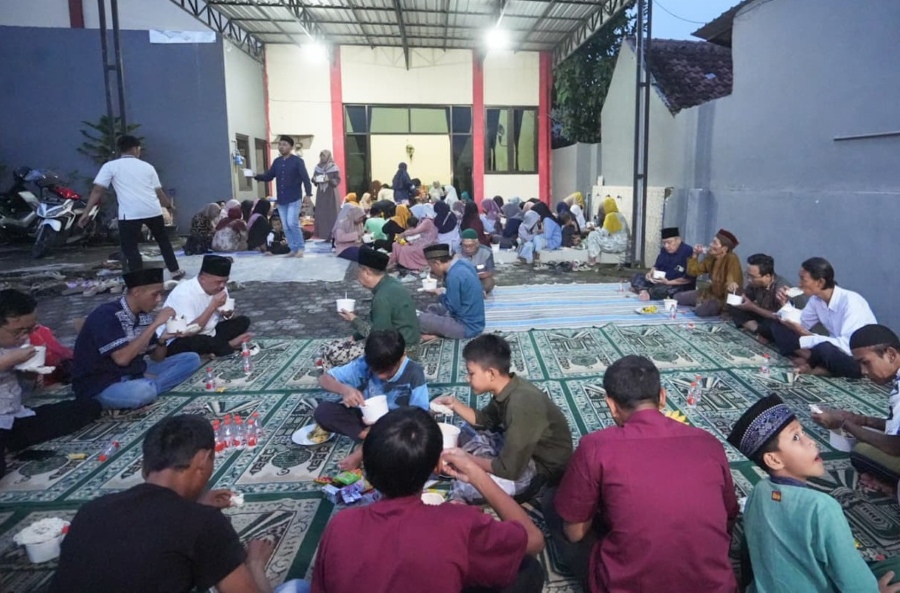 Warga LDII Balongsari mengikuti buka puasa bersama yang dihadiri Wali Kota Mojokerto dalam agenda Ramadan 1447 H