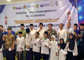 Santunan yatim dan buka puasa bersama PWI Kediri Raya. Foto: LINES Kediri