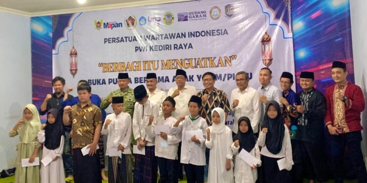 Santunan yatim dan buka puasa bersama PWI Kediri Raya Foto LINES Kediri