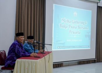 bukabersamaponpeswalibarokahdenganwartawankediri | LDII JAWA TIMUR Ketua Ponpes Wali Barokah KH Sunarto kanan dan Wakil Ketua H Agung Riyanto saat media gathering di Kediri Senin 163 Foto KIM PPWB