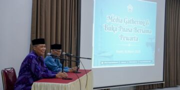 Ketua Ponpes Wali Barokah KH Sunarto kanan dan Wakil Ketua H Agung Riyanto saat media gathering di Kediri Senin 163 Foto KIM PPWB