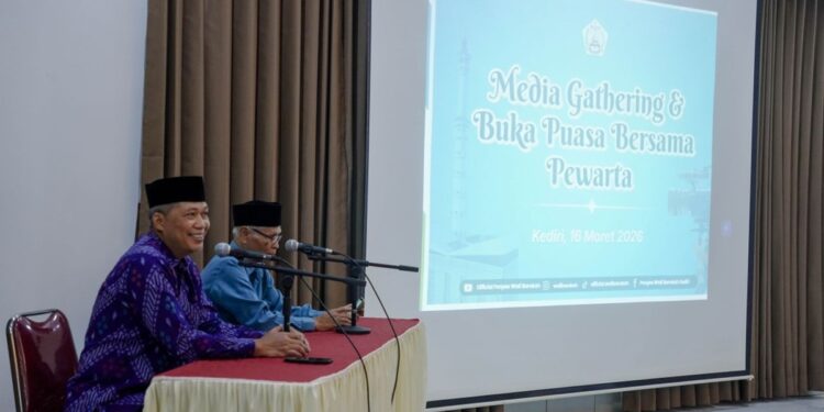 bukabersamaponpeswalibarokahdenganwartawankediri | LDII JAWA TIMUR Ketua Ponpes Wali Barokah KH Sunarto kanan dan Wakil Ketua H Agung Riyanto saat media gathering di Kediri Senin 163 Foto KIM PPWB