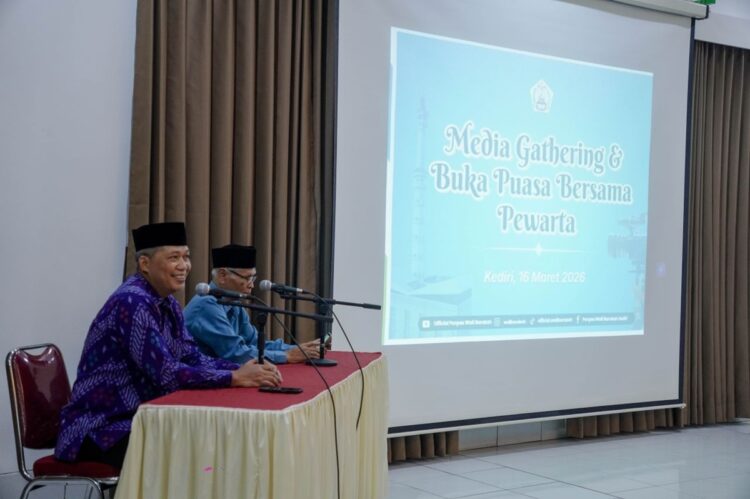 Ketua Ponpes Wali Barokah KH Sunarto kanan dan Wakil Ketua H Agung Riyanto saat media gathering di Kediri Senin 163 Foto KIM PPWB