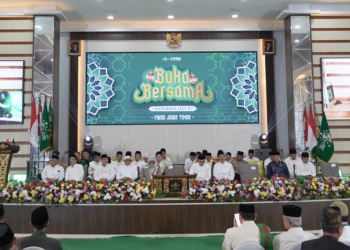 Sejumlah ulama dan tokoh lintas ormas Islam, termasuk perwakilan LDII Jawa Timur, menghadiri buka puasa bersama PWNU Jatim di Surabaya. Foto: LINES Jatim