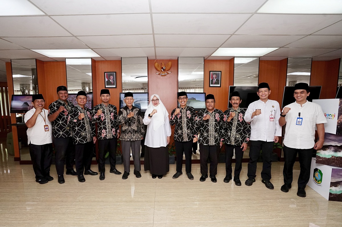 Bupati Banyuwangi Ipuk Fiestiandani bersama pengurus LDII Banyuwangi usai audiensi terkait kesiapan Musda VIII di Kantor Pemkab Banyuwangi