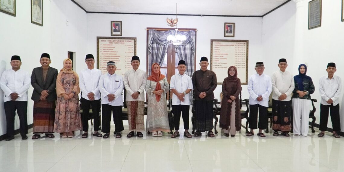 bupatingawibersamapengurusldiingawi | LDII JAWA TIMUR Pengurus DPD LDII Ngawi saat mengikuti Open House Idul Fitri Bupati Bupati Ngawi Ony Anwar Harsono Foto LINES Ngawi