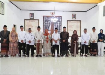 Pengurus DPD LDII Ngawi saat mengikuti Open House Idul Fitri Bupati Bupati Ngawi Ony Anwar Harsono. Foto: LINES Ngawi
