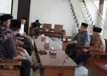 Silaturahim Ketua LD PBNU KH Abdullah Syamsul Arifin Gus Aab dengan pengurus DPW LDII Jawa Timur Kamis 123 di Kantor DPW LDII Jatim Surabaya Foto LINES Jatim