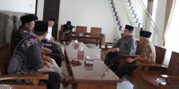 Silaturahim Ketua LD PBNU KH Abdullah Syamsul Arifin Gus Aab dengan pengurus DPW LDII Jawa Timur Kamis 123 di Kantor DPW LDII Jatim Surabaya Foto LINES Jatim
