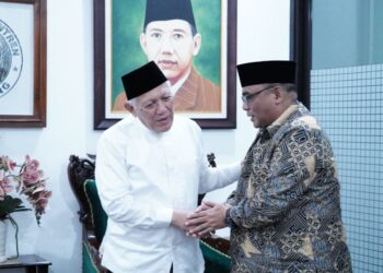 Ketua PWNU Jatim KH Abdul Hakim Mahfudz (Gus Kikin) menyambut Ketua DPW LDII Jatim H Moch Amrodji Konawi (kanan) di Pondok Pesantren Tebuireng, Jombang, Sabtu (28/3/2026). Foto: LINES Jatim
