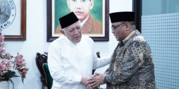 Ketua PWNU Jatim KH Abdul Hakim Mahfudz Gus Kikin menyambut Ketua DPW LDII Jatim H Moch Amrodji Konawi kanan di Pondok Pesantren Tebuireng Jombang Sabtu 2832026 Foto LINES Jatim