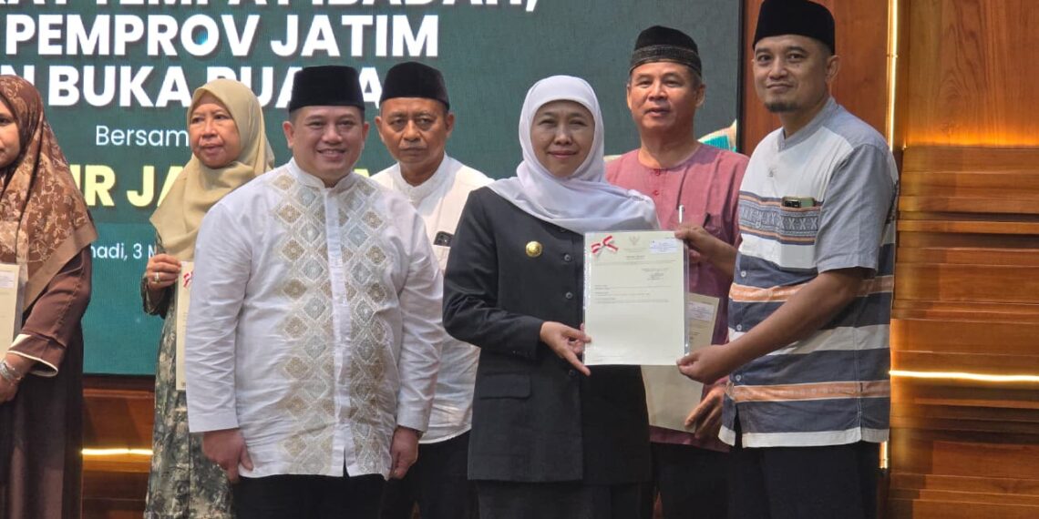 Sekretaris DPD LDII Kabupaten Kediri Adi Nurohman sekaligus Ketua Yayasan Baitut Taqwa menerima sertipikat tempat ibadah dari Gubernur Jawa Timur Khofifah Indar Parawansa Foto LINES Kediri