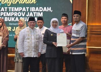 Sekretaris DPD LDII Kabupaten Kediri Adi Nurohman sekaligus Ketua Yayasan Baitut Taqwa menerima sertipikat tempat ibadah dari Gubernur Jawa Timur Khofifah Indar Parawansa Foto LINES Kediri