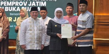 Sekretaris DPD LDII Kabupaten Kediri Adi Nurohman sekaligus Ketua Yayasan Baitut Taqwa menerima sertipikat tempat ibadah dari Gubernur Jawa Timur Khofifah Indar Parawansa Foto LINES Kediri