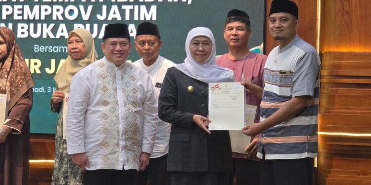 kepalakanwilbpnjatimgubernurkhofifahserahkansertifikattempatibadahldiikediri | LDII JAWA TIMUR Sekretaris DPD LDII Kabupaten Kediri Adi Nurohman sekaligus Ketua Yayasan Baitut Taqwa menerima sertipikat tempat ibadah dari Gubernur Jawa Timur Khofifah Indar Parawansa Foto LINES Kediri