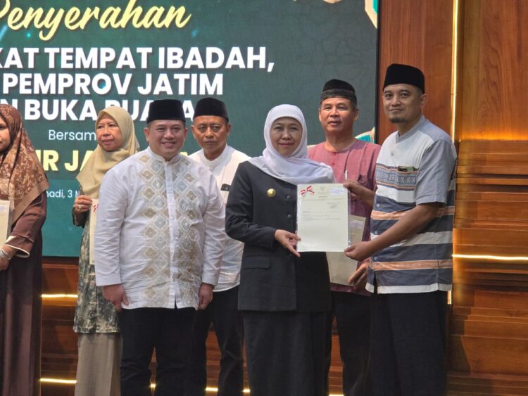 Sekretaris DPD LDII Kabupaten Kediri Adi Nurohman sekaligus Ketua Yayasan Baitut Taqwa menerima sertipikat tempat ibadah dari Gubernur Jawa Timur Khofifah Indar Parawansa Foto LINES Kediri