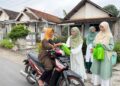 keputrianpacldiibangkokbagikabratusantakjil | LDII JAWA TIMUR Keputrian PAC LDII Bangkok membagikan takjil kepada pengendara di depan Masjid Baitul Makmur Mangurejo Kediri Foto LINES Kediri