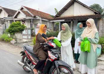 Keputrian PAC LDII Bangkok membagikan takjil kepada pengendara di depan Masjid Baitul Makmur, Mangurejo, Kediri. Foto: LINES Kediri