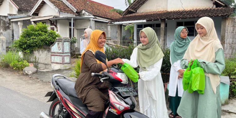 Keputrian PAC LDII Bangkok membagikan takjil kepada pengendara di depan Masjid Baitul Makmur Mangurejo Kediri Foto LINES Kediri