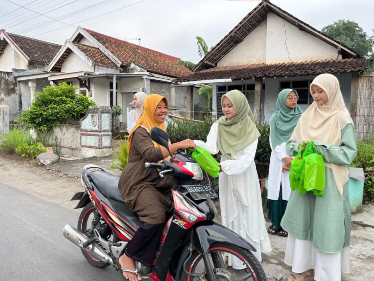 Keputrian PAC LDII Bangkok membagikan takjil kepada pengendara di depan Masjid Baitul Makmur Mangurejo Kediri Foto LINES Kediri