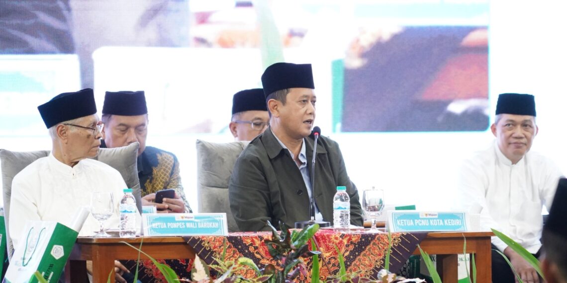 Ketua PCNU Kota Kediri KH Abu Bakar Abdul Jalil Gus Ab menyampaikan tausiyah tentang kesabaran dalam ibadah puasa pada acara silaturahim dan buka puasa di Ponpes Wali Barokah Kediri Foto KIM PPWB