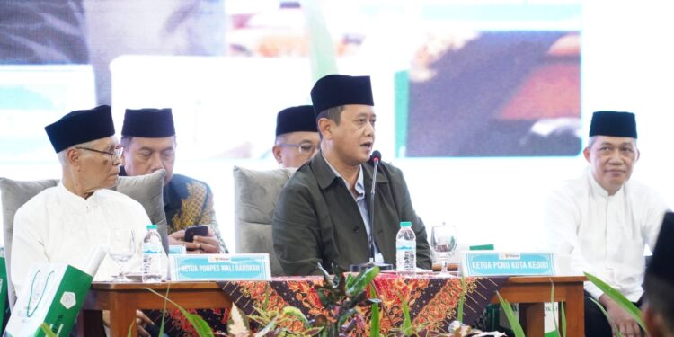 Ketua PCNU Kota Kediri KH Abu Bakar Abdul Jalil Gus Ab menyampaikan tausiyah tentang kesabaran dalam ibadah puasa pada acara silaturahim dan buka puasa di Ponpes Wali Barokah Kediri Foto KIM PPWB