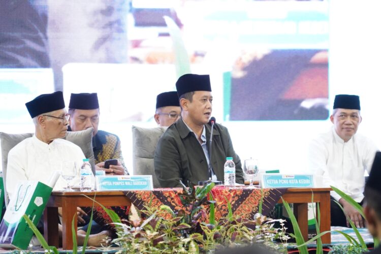 Ketua PCNU Kota Kediri KH Abu Bakar Abdul Jalil Gus Ab menyampaikan tausiyah tentang kesabaran dalam ibadah puasa pada acara silaturahim dan buka puasa di Ponpes Wali Barokah Kediri Foto KIM PPWB