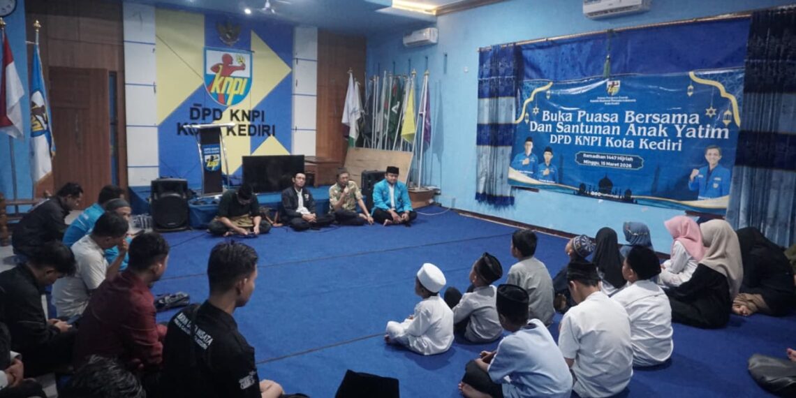 knpikediribukapuasabersamaanakyatim | LDII JAWA TIMUR Silaturahim dan buka puasa bersama KNPI Kediri disertai santunan anak yatim Foto LINES Kediri