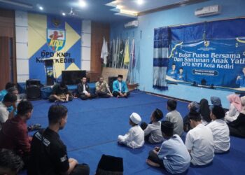 Silaturahim dan buka puasa bersama KNPI Kediri disertai santunan anak yatim. Foto: LINES Kediri