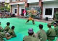 Pesilat PERSINAS ASAD menampilkan seni tunggal pencak silat saat latihan bersama warga LDII Wonocolo di halaman Masjid At Taqwa Surabaya Sabtu 73 Foto LINES Surabaya