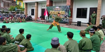 Pesilat PERSINAS ASAD menampilkan seni tunggal pencak silat saat latihan bersama warga LDII Wonocolo di halaman Masjid At Taqwa Surabaya Sabtu 73 Foto LINES Surabaya
