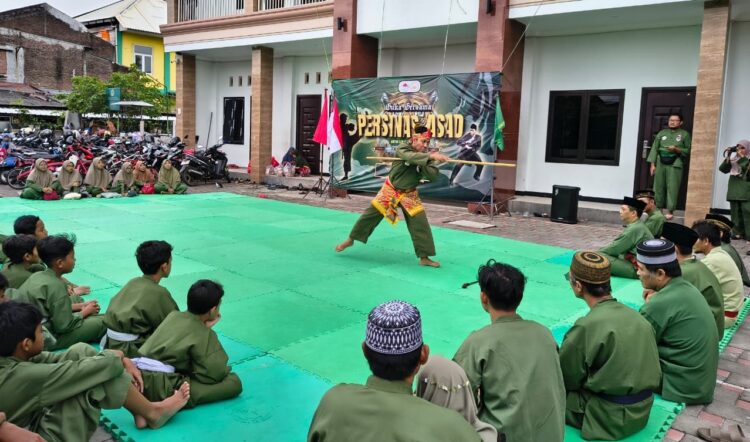 Pesilat PERSINAS ASAD menampilkan seni tunggal pencak silat saat latihan bersama warga LDII Wonocolo di halaman Masjid At Taqwa Surabaya Sabtu 73 Foto LINES Surabaya