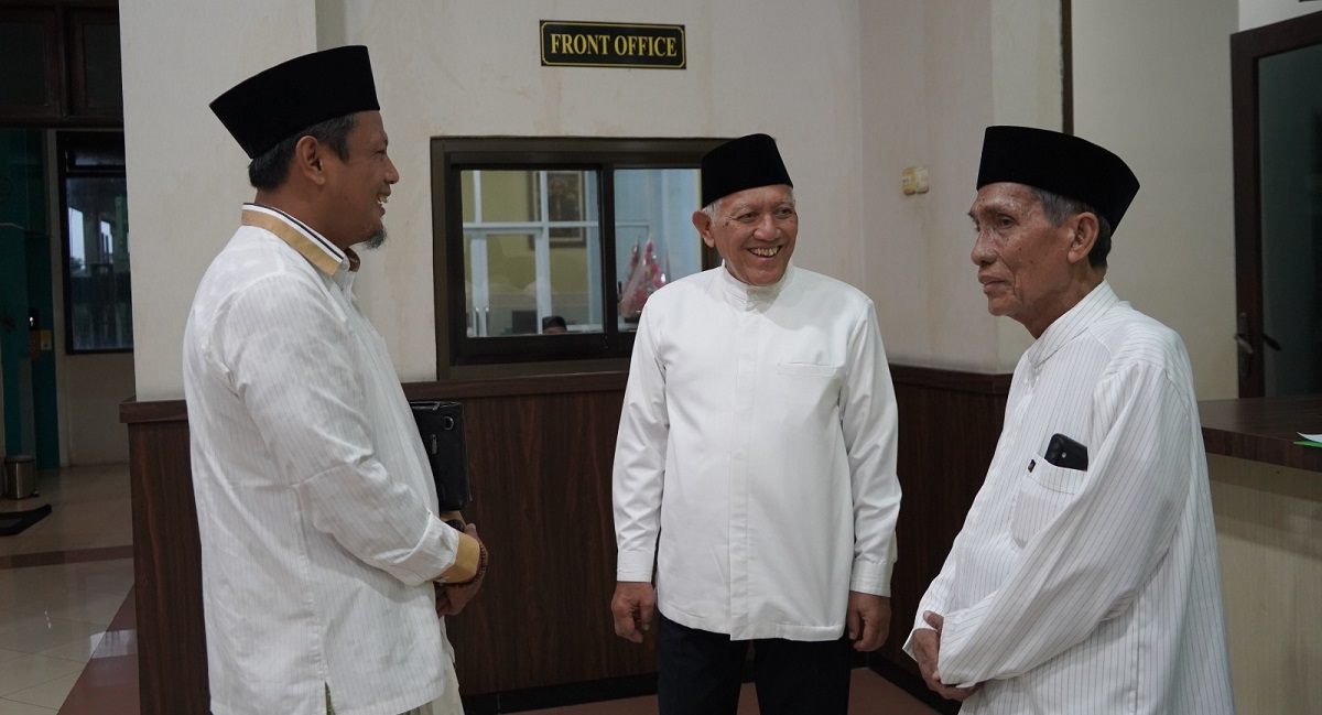 Pengurus DPW LDII Jatim Fajar Sidiq Rofikoh kiri berbincang dengan Ketua PWNU Jawa Timur KH Abdul Hakim Mahfudz tengah di sela kegiatan buka puasa bersama