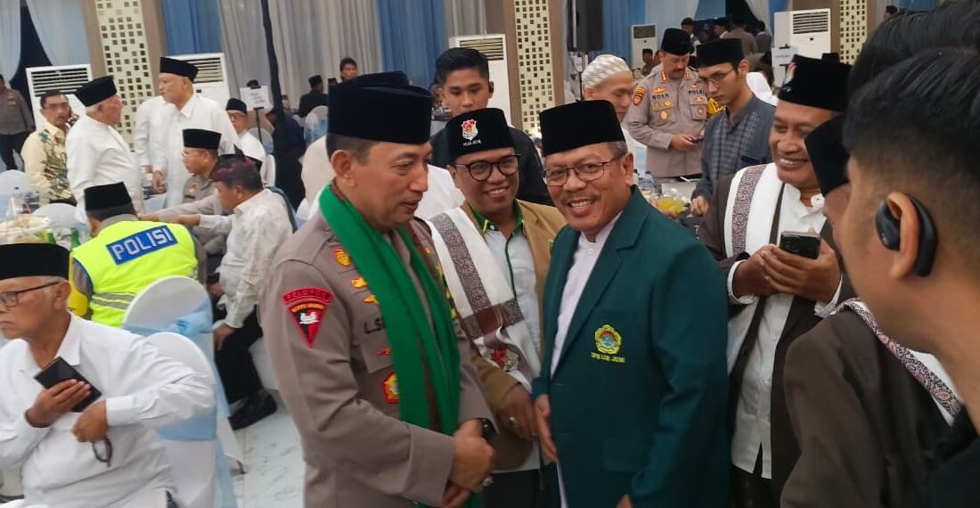 Wakil Ketua DPW LDII Jatim H Bashori kanan berbincang dengan Kapolri Jenderal Listyo Sigit Prabowo di sela kegiatan Safari Ramadan di Mapolda Jawa Timur Foto LINES Jatim