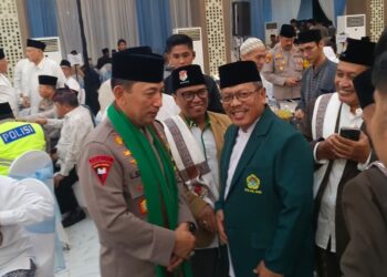 Wakil Ketua DPW LDII Jatim H. Bashori (kanan) berbincang dengan Kapolri Jenderal Listyo Sigit Prabowo di sela kegiatan Safari Ramadan di Mapolda Jawa Timur. Foto: LINES Jatim