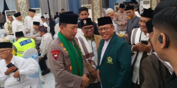 Wakil Ketua DPW LDII Jatim H Bashori kanan berbincang dengan Kapolri Jenderal Listyo Sigit Prabowo di sela kegiatan Safari Ramadan di Mapolda Jawa Timur Foto LINES Jatim