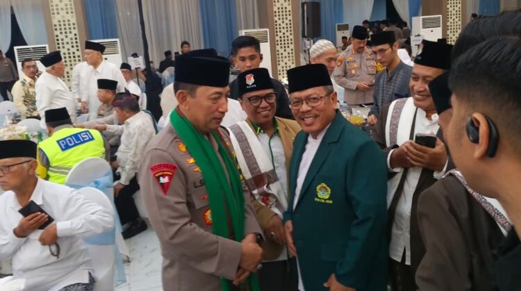 Wakil Ketua DPW LDII Jatim H Bashori kanan berbincang dengan Kapolri Jenderal Listyo Sigit Prabowo di sela kegiatan Safari Ramadan di Mapolda Jawa Timur Foto LINES Jatim