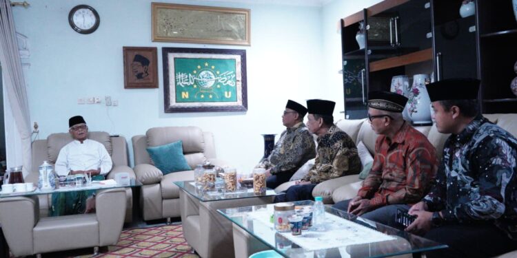 ldiijatimkunjungiguswardikediri | LDII JAWA TIMUR Pengurus DPW LDII Jatim saat silaturahim ke Ketua Umum Pengurus Pusat MUI Gus War di Kediri Foto LINES Jatim