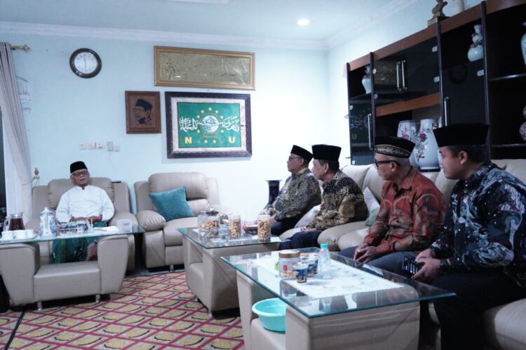 Pengurus DPW LDII Jatim saat silaturahim ke Ketua Umum Pengurus Pusat MUI Gus War di Kediri Foto LINES Jatim