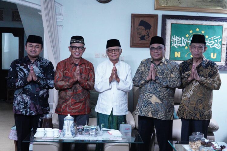 Ketua Umum Pengurus Pusat MUI Gus War bersama Pengurus DPW LDII Jatim