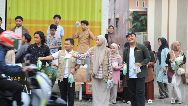Pemuda LDII Jember Bagikan Takjil Gratis untuk Pengguna Jalan