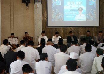 Wali Kota Batu Nurochman tengah bersama TNI dan Polri menghadiri Safari Ramadhan sekaligus Buka Bersama di DPD LDII Kota Batu Kamis 123 Dok LINES Kota Batu
