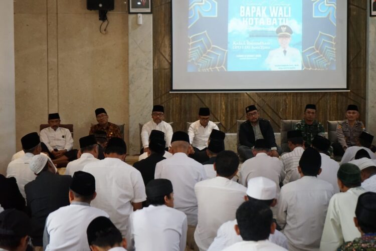 Wali Kota Batu Nurochman tengah bersama TNI dan Polri menghadiri Safari Ramadhan sekaligus Buka Bersama di DPD LDII Kota Batu Kamis 123 Dok LINES Kota Batu